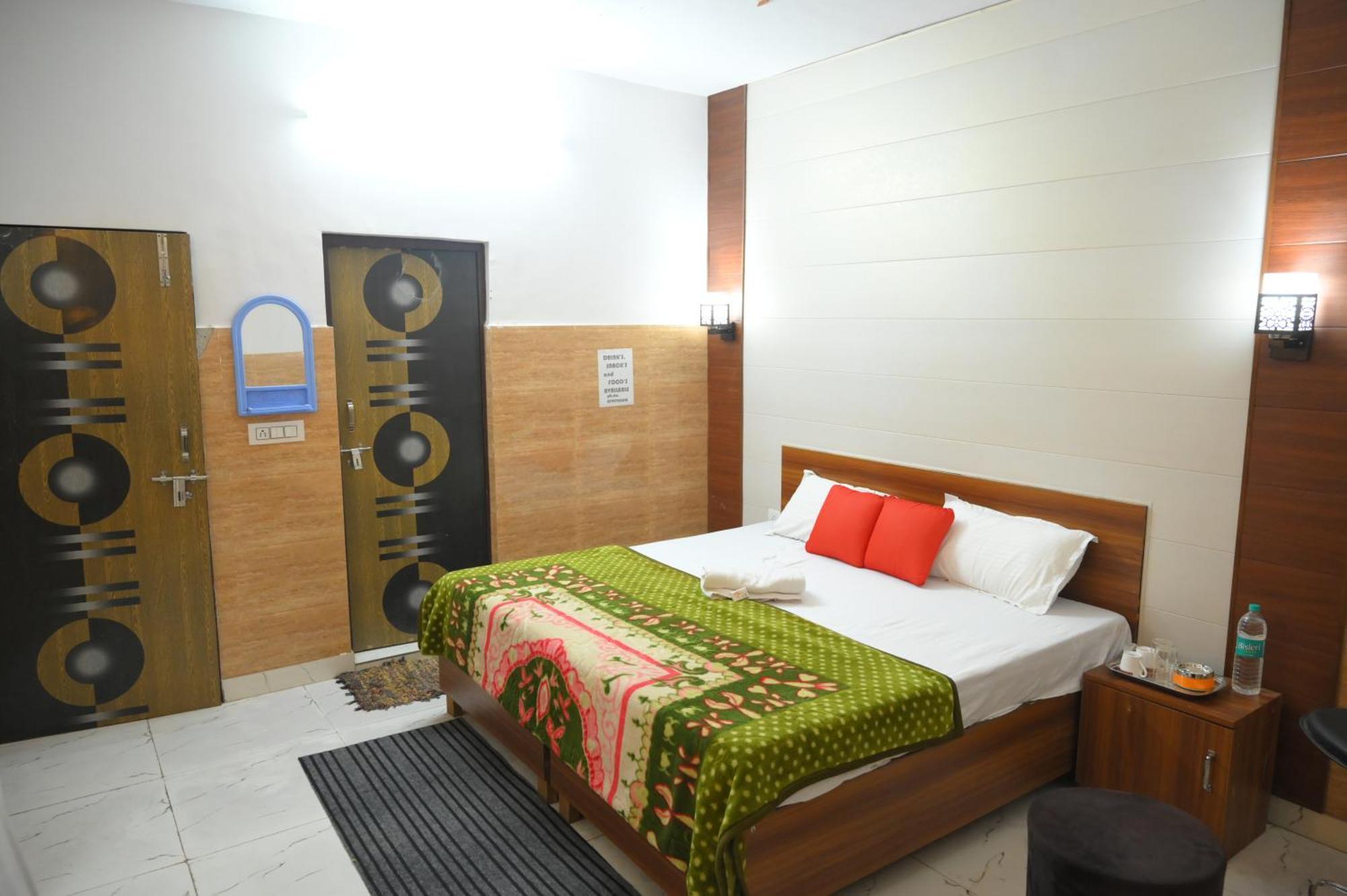 Hotel Starlight Мірут Екстер'єр фото